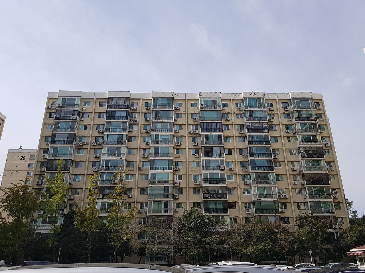 East facade of Hyundai Apartments 31-dong (Tower 31). Completed in 1976. Located